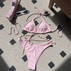 Ensemble de bikini de couleur unie pour femmes, col croisé avec chaîne en forme de coquille, maillot de bain extensible rose pour la natation et les sports nautiques - Product Image 1