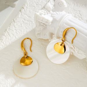 Pendientes de Moda para Mujer, Clásicos, de Acero Inoxidable, Resistentes al Agua, Chapados en Oro de 14k y 18k, con Diseño de Concha - Product Image 4