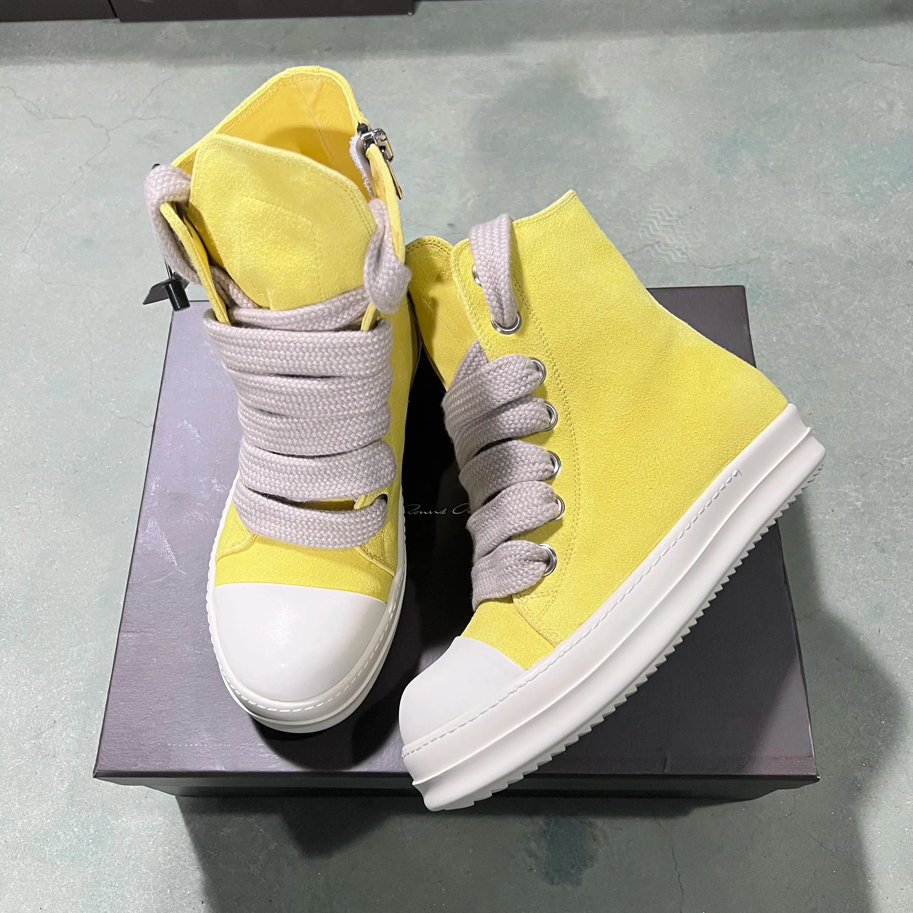 Sepatu bot keselamatan desainer sepatu seluncur wanita, sepatu bot datar sol tebal ritsleting mewah kualitas kuning kulit atasan tinggi untuk pria dan wanita