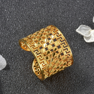Anillo de compromiso clásico y moderno con filigrana geométrica abierta de cobre chapado en oro de 18 quilates con diseño floral para mujer, ideal para bodas. - Product Image 3