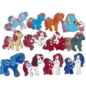 เข็มกลัดโลหะสังกะสีอัลลอยอัลลอยด์เคลือบผิวแบบแข็งเข็มกลัดตกแต่งรูปสัญลักษณ์กากเพชรสำหรับเล่นกีฬาสั่งทำเป็นของขวัญส่งเสริมการขาย - Product Image 3