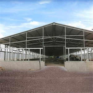 Abri préfabriqué à structure en acier pour élevage de chèvres Abri à cadre de portail en métal pour ferme d'élevage de vaches avec panneau solaire - Product Image 5