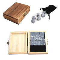 Coffret Cadeau Souvenir en Bois de Pin Brûlé et Pierres à Whisky – 9 Pièces de Pierres Réutilisables en Marbre et Granit pour Refroidir les Boissons