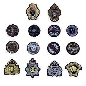 मनके सेक्विन छोटा क्राउन मधुमक्खी देवी पत्र पैच कढ़ाई पदक बैग कपड़ा फाड़ना छेद सूट कपड़ा पैच - Product Image 3