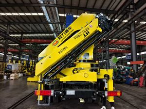 Grúa Hidráulica Urbana de Trabajo Ligero, Alta Eficiencia, 8 Toneladas, Pluma Plegable de 4 Secciones - Product Image 4