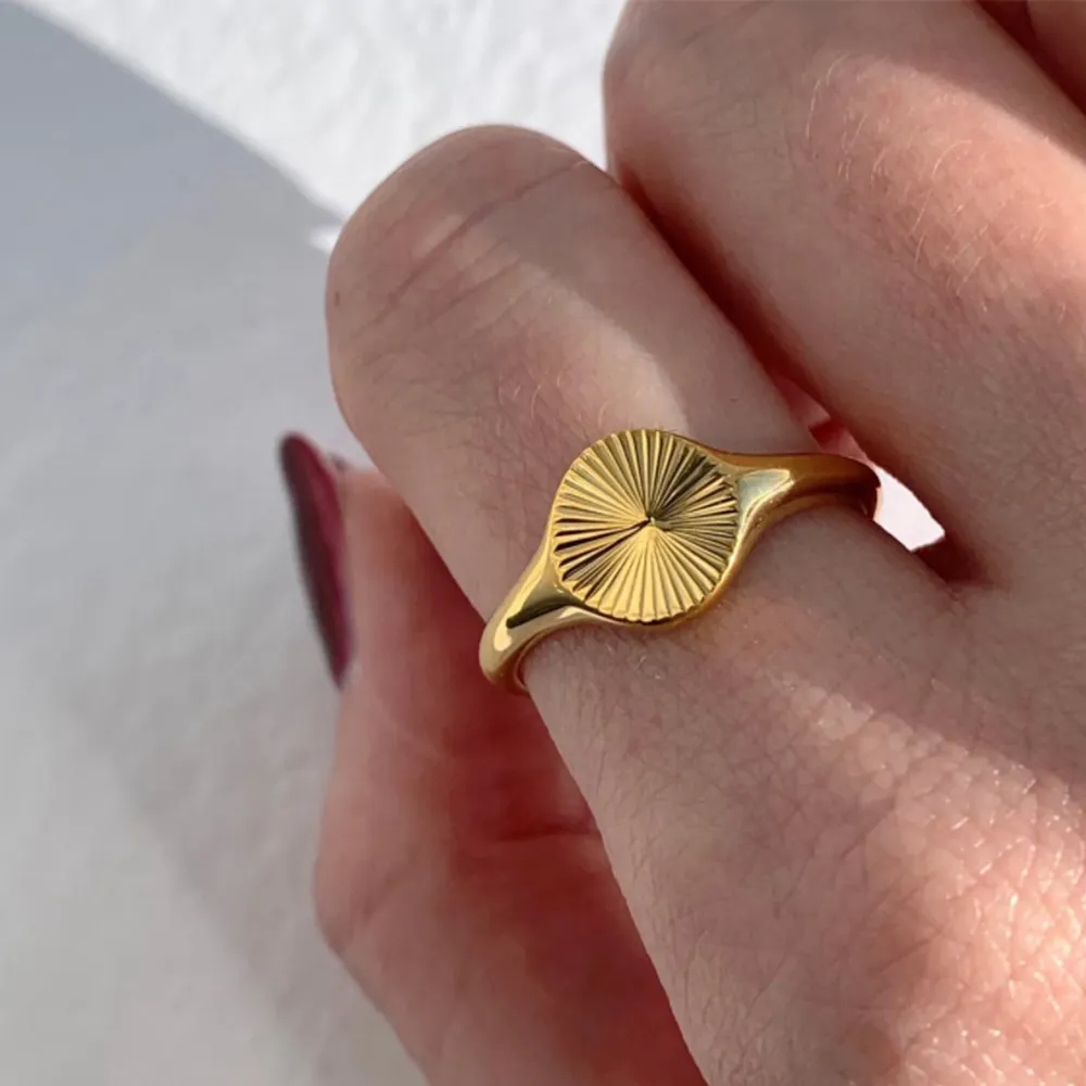 E-Manco Großhandel Hochwertige Damen 18 Karat vergoldeten Edelstahl Schmuck Sonnenblumen Textur Ringe