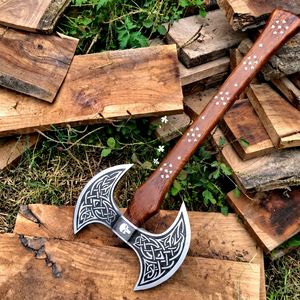 Hacha vikinga de doble hoja hecha a mano con cabeza de acero al carbono grabada con motivos nórdicos y mango de madera decorado - Product Image 1