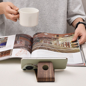 Support de téléphone et tablette en bois de noyer One Wood One Craftsman, support de lecture simple et portable, logo personnalisable - Product Image 3