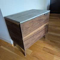 Table de chevet moderne en bois massif de noyer noir à 2 tiroirs avec plateau noir, meuble de chambre à coucher - Product Image 3