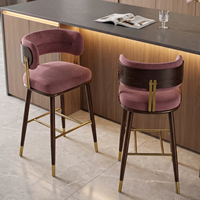 Tabouret de bar en métal finition noyer rouge, chaise pivotante rembourrée de luxe avec repose-pieds en acier inoxydable doré brossé pour projets de boutique