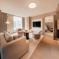 Bureau d'écriture en bois combiné, canapé lounge, banc, tête de lit sur mesure, mobilier de chambre d'hôtel commercial aux tons neutres