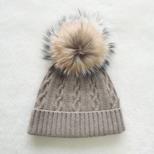 Chapeaux tricotés en <span class=keywords><strong>cachemire</strong></span> doux pour l'hiver, extensibles, épais et chauds, unisexe, mode, avec large revers et <span class=keywords><strong>pompon</strong></span> en vraie fourrure, personnalisables, vente en gros - Product Image 1