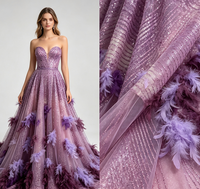 Tissu en dentelle à paillettes ombrées lourdes avec franges florales stéréo et plumes mélangées pour robe de gala de luxe