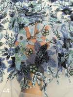 Tela de Malla Floral 3D Azul de Lujo con Cuentas y Adornos Multicolores en Stock, Envío Rápido en 3 Días para Vestido de Noche o de Novia