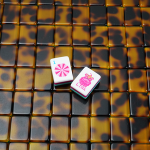 Ensemble de Mahjong américain en acrylique rouge rose sur mesure à 4 couches avec 160 cartes, table de divertissement durable et luxueuse pour adultes, cadeau - Product Image 3