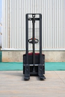 Chariot élévateur électrique à palettes avec élévateur hydraulique, capacité 3,5T, hauteur de levage 6m, batterie lithium-ion, certifié CE, garde-corps