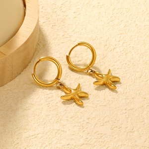 ต่างหูสแตนเลสสตีลรูปปลาดาว ซีรีส์ฤดูร้อนลายมหาสมุทร ชุบทอง 18K แบบห่วงคล้องหู สำหรับผู้หญิง - Product Image 4