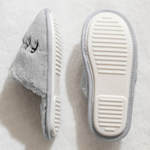 Gli <span class=keywords><strong>amici</strong></span> del Design alla moda hanno ricamato lo scivolo sfocato in pelliccia sintetica da donna sulla pantofola di casa antiscivolo a punta chiusa - Product Image 3