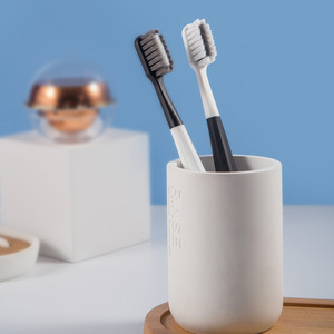 Cepillo de dientes para adultos con cerdas suaves, paquete de 2, cepillo de dientes manual en blanco y negro para uso diario. - Product Image 4