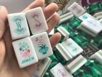 Set Mahjong Akrilik Mewah dengan Ukiran Khusus, Ubin Kristal Hijau, Desain Empat Lapis Modern, Gaya Kasino Amerika untuk Permainan