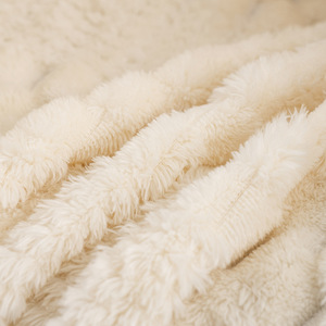 Manta Para Aire Acondicionado de Siesta en Franela de Jacquard Terciopelo Tejido 100% Poliéster con Diseño Moderno de Piña en Estilo Sólido - Product Image 4