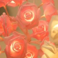Ornement d'intérieur moderne pour maison de Noël Arbre lumineux LED alimenté par batterie avec support de décoration de fleurs en plastique Fairy Rose