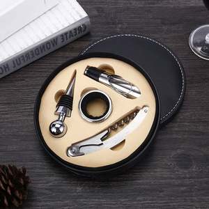 Set de Regalo de 4 Piezas de Accesorios de Vino de Navidad de Calidad en Forma Redonda Incluye Sacacorchos y Abridores Tapón para Abrir Vino - Product Image 6