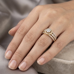 Anillo de Halo de Diamantes de Corte Redondo en Oro Amarillo de 10 Quilates, Joyería Elegante para Compromiso y Boda, Regalo para Novia - Product Image 1