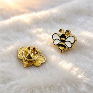 Broche en métal doré avec logo, badge personnalisé en émail souple ou dur, broche de vêtement avec logo personnalisé - Product Image 1