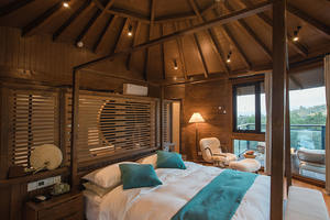 Casa de árbol prefabricada de madera con tobogán Terraza exterior Resort Lodge Hotel Estilo Cabaña de troncos <span class=keywords><strong>Chalet</strong></span> redondo Techo de teja Homestay - Product Image 6