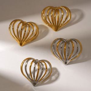 Boucles d'oreilles clous en acier inoxydable plaqué or 18 carats, motif cœur creux rayé, style européen et américain, simples, haut de gamme, tendance chrétienne - Product Image 4