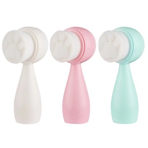 Brosse nettoyante pour le visage en silicone souple en forme de patte de chat avec manche en plastique et poils synthétiques – Conception angulaire pour le blush, pour une utilisation manuelle facile - Product Image 1