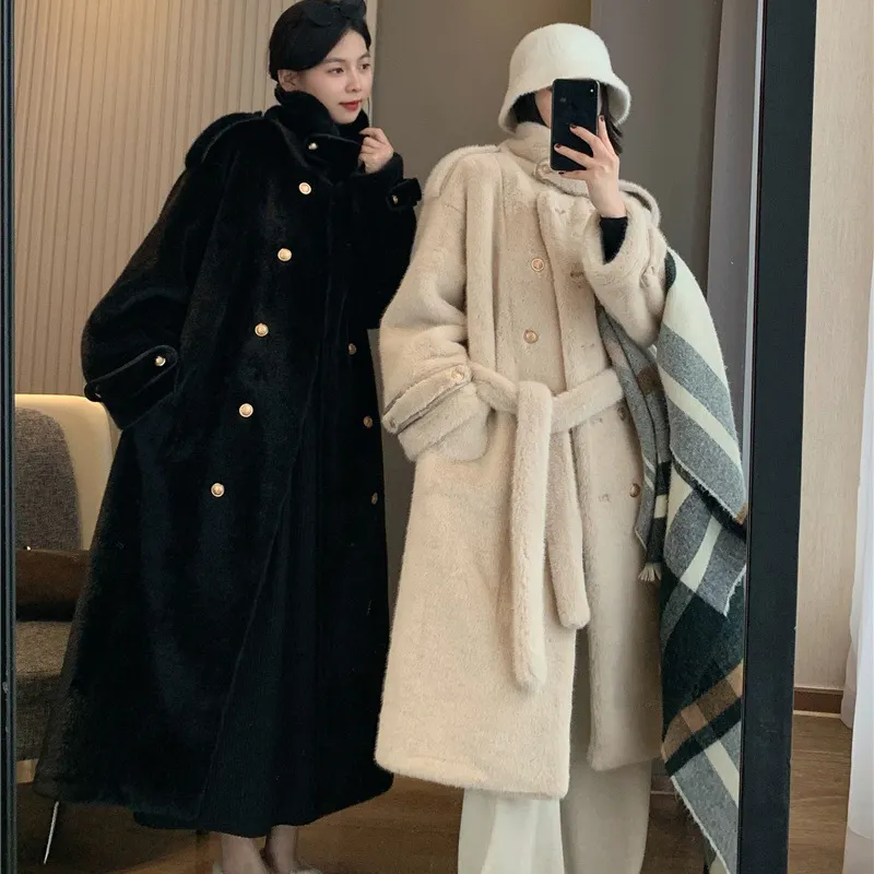 Mantel panjang hangat tebal Mode Musim Dingin 2024 mantel jaket wanita Suede terintegrasi bulu palsu beludru Mink emas mantel panjang dengan ikat pinggang