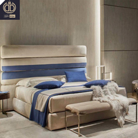 Lit moderne haut de gamme avec cadre de tête de lit segmenté et cannelé, idéal pour projets de penthouse, résidences d'hôtellerie de luxe et boutiques de designers.