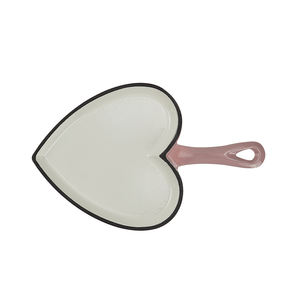 Poêle à frire en fonte en forme de cœur de haute qualité, fabriquée sur mesure, vente en gros, avec poignée, revêtement antiadhésif émaillé, pour la cuisson, la cuisson des œufs - Product Image 2
