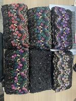 Dentelle brodée multicolore avec fleurs 3D, paillettes et perles, bord ondulé, dentelle en organza, dentelle 100% polyester.