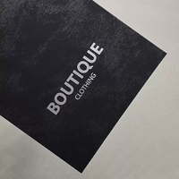 Étiquette volante personnalisable OEM pour vêtements, étanche et écologique, avec panneau texturé robuste, insert en papier mat lisse et sangle de scellage
