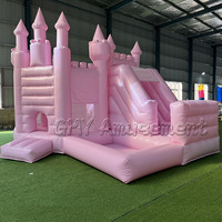 Château gonflable blanc avec toboggan et piscine à balles