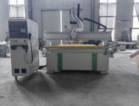 Machine de nesting CNC industrielle 1325/1328 avec tête angulaire et changeur d'outils automatique pour le bois de chêne, de pin et les panneaux de mélamine