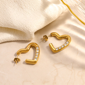 Pendientes de botón con forma de corazón, chapados en oro de 18k, con engaste de bisel e incrustaciones de diamantes, para uso diario. - Product Image 2