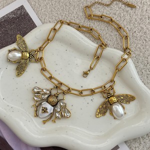 Collier Pendentif Abeille Thème Insectes Tendance Rétro avec Perle d'Eau Douce, Chaîne en Cuivre Plaqué Or 18 carats, Ensemble Unisexe, Cadeau - Product Image 2