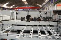 Scie à portes automatique à quatre côtés Mingan NP280M avec 1 scie à coupe transversale et 2 scies à refendage, machine de découpe de chants de portes CNC