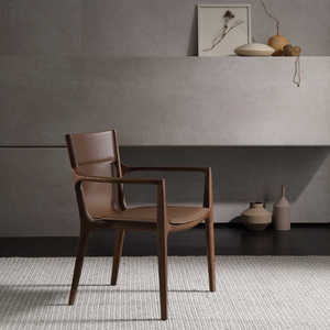 كرسي طعام من الخشب الصلب عالي الجودة من إيسادورا مصمم إيطالي مع مسند للذراعين أثاث منزلي عصري من الجلد السرج - Product Image 1