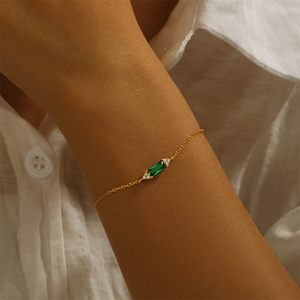Bracelet Minimaliste en Argent S925 Plaqué Or 18 carats avec Zircon Rectangulaire Vert et Rouge pour Femme - Vente en Gros CANNER - Product Image 6