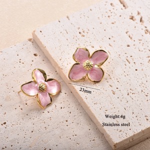 Boucles d'oreilles minimalistes plaquées or 18 carats avec fleur en émail, style français, 4 pétales, bijoux d'oreille à goutte d'huile, pour usage quotidien - Product Image 3