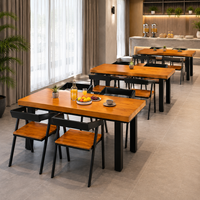 Ensemble table et chaises de salle à manger en bois industriel pour hôtels et restaurants, avec structure métallique durable, idéal pour cafés, salons et projets hôteliers