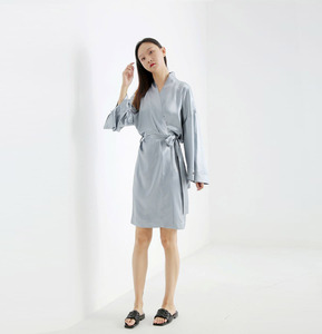 Robe longue en <span class=keywords><strong>satin</strong></span> sexy pour femmes, pyjama en soie, couleur argent, vente en gros, nouvelle collection - Product Image 4