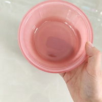 Roze gespoten sodakalkglas opbergkommen, geribbelde glazen voedselcontainers met bamboe deksel voor fruit, salade en snacks.