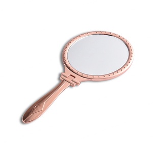 กระจกพกพาแบบพับได้ขนาดใหญ่พิเศษ ด้ามจับโลหะสีโรสโกลด์หรูหรา ยี่ห้อแบรนด์ดัง - Product Image 3