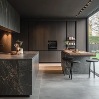 Meubles de cuisine modernes modulaires en bois massif avec portes vitrées, îlot de cuisine et crédence écologiques